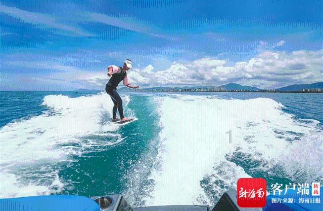 连云港东海县桃林镇一轿车坠入河中，两人被困车中